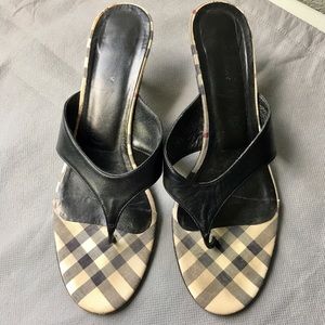 Burberry Black Leather Thong Sandals with Beige Check Footbed